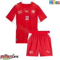 Camiseta Suiza Granit Xhaka #10 Primera Equipación para niños Mundial 2026 manga corta (+ pantalones cortos)